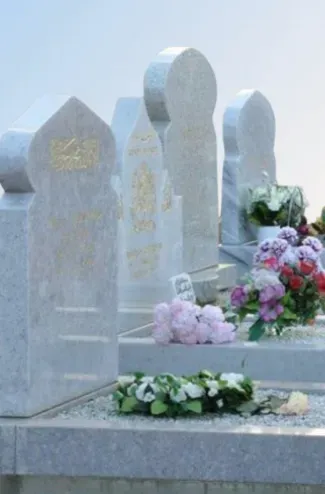 Stèles funéraires musulmanes en granit décorées de calligraphies et fleurs.