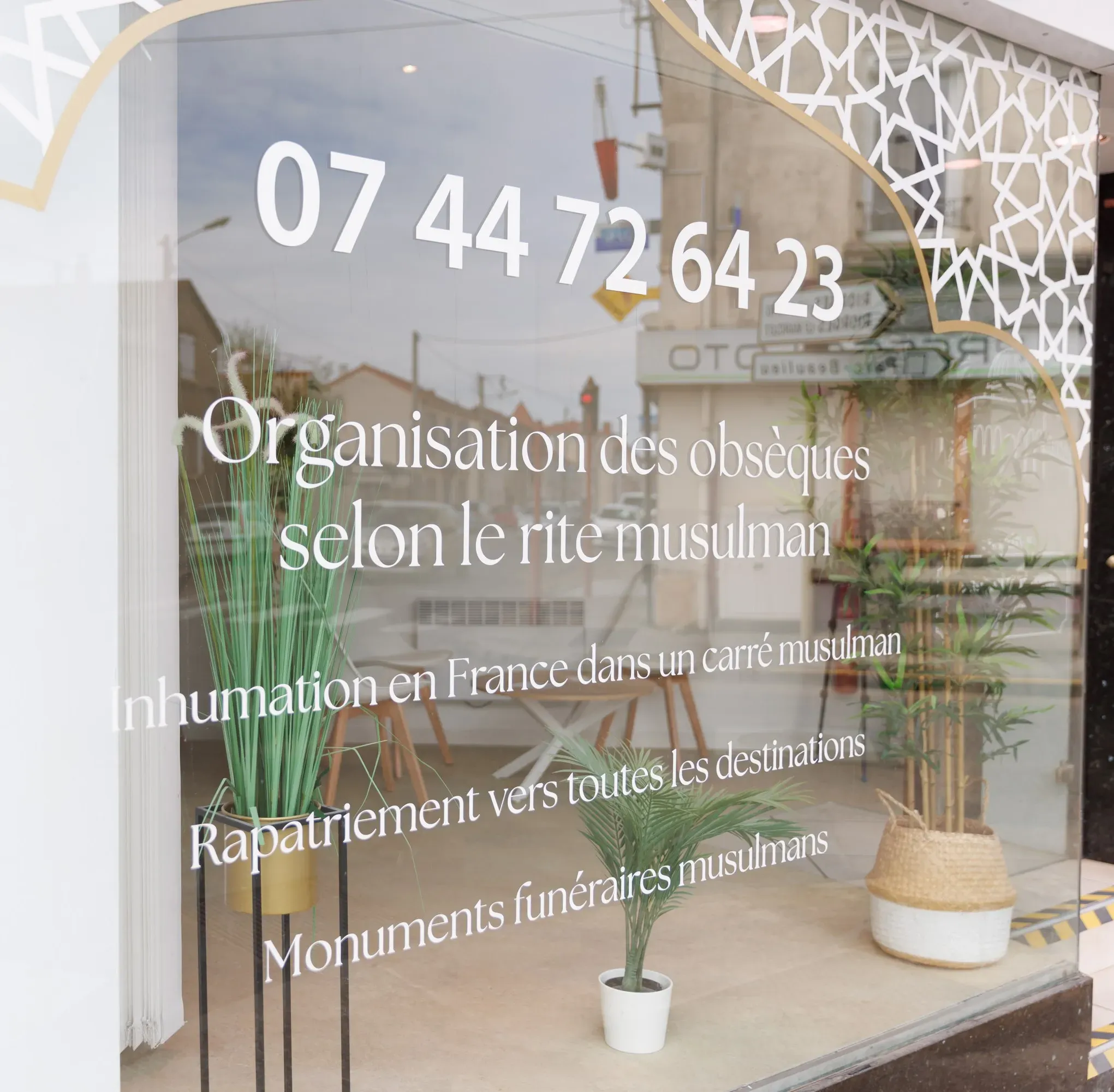 Vitrines d'agence de pompes funèbres musulmanes affichant les services et prestations proposés.